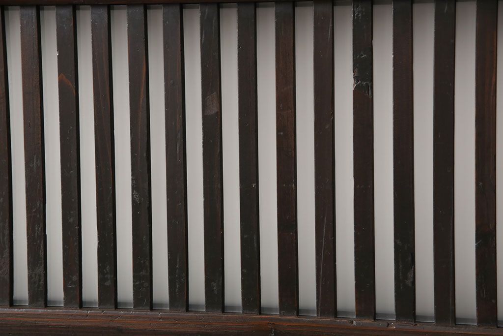 格子戸4枚をリペア&カスタム!高さを高くリサイズし、ガラスをすりガラスに変更。全体をワントーン落ち着いた色味に着色し仕上げ。(引き戸、板戸)