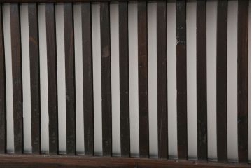 格子戸4枚をリペア&カスタム!高さを高くリサイズし、ガラスをすりガラスに変更。全体をワントーン落ち着いた色味に着色し仕上げ。(引き戸、板戸)