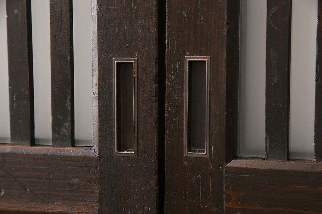 格子戸4枚をリペア&カスタム!高さを高くリサイズし、ガラスをすりガラスに変更。全体をワントーン落ち着いた色味に着色し仕上げ。(引き戸、板戸)