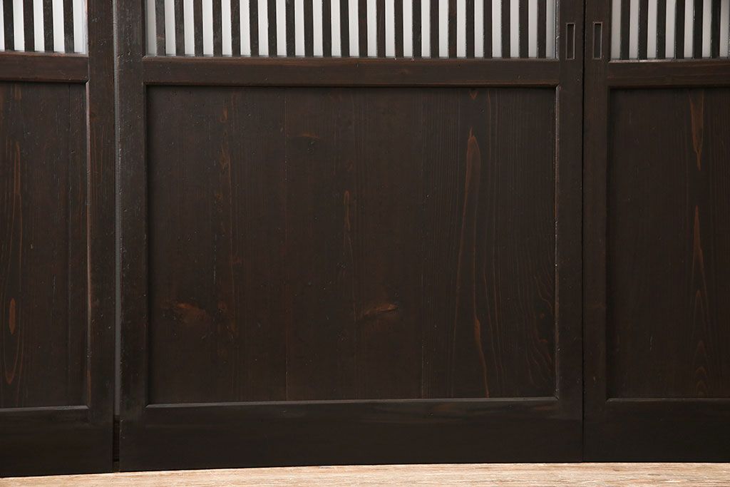 格子戸4枚をリペア&カスタム!高さを高くリサイズし、ガラスをすりガラスに変更。全体をワントーン落ち着いた色味に着色し仕上げ。(引き戸、板戸)