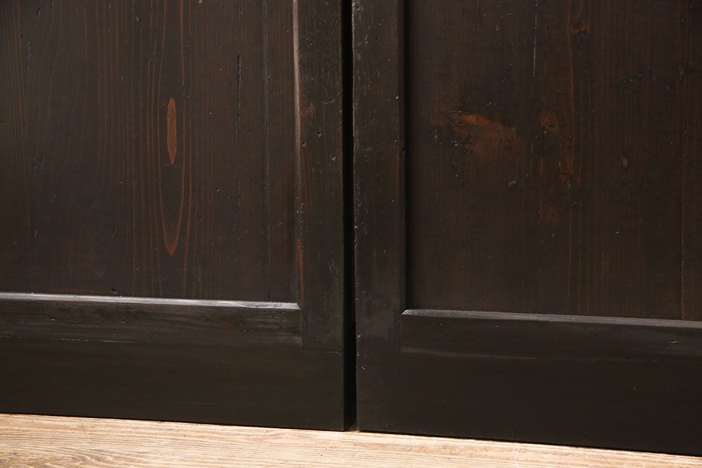 格子戸4枚をリペア&カスタム!高さを高くリサイズし、ガラスをすりガラスに変更。全体をワントーン落ち着いた色味に着色し仕上げ。(引き戸、板戸)