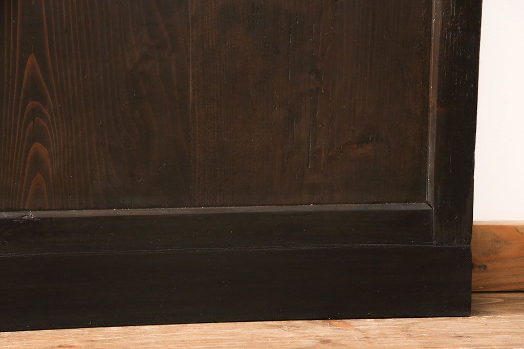 格子戸4枚をリペア&カスタム!高さを高くリサイズし、ガラスをすりガラスに変更。全体をワントーン落ち着いた色味に着色し仕上げ。(引き戸、板戸)