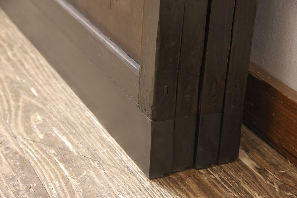 格子戸4枚をリペア&カスタム!高さを高くリサイズし、ガラスをすりガラスに変更。全体をワントーン落ち着いた色味に着色し仕上げ。(引き戸、板戸)