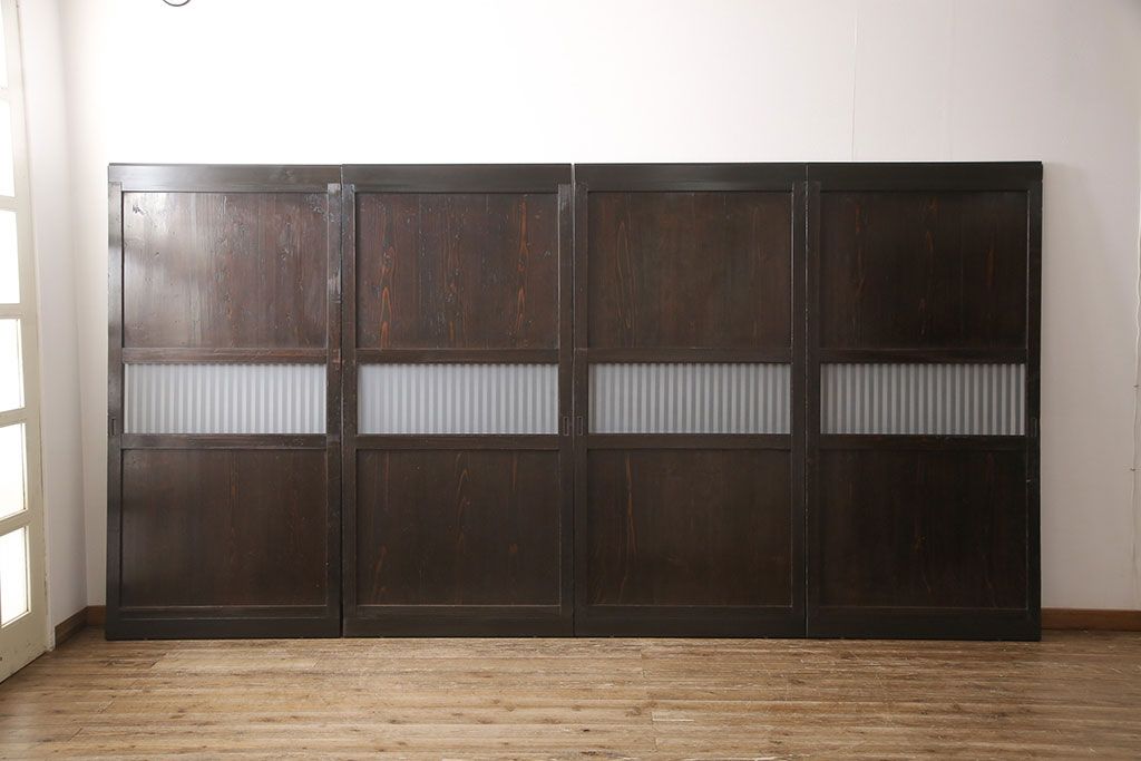 格子戸4枚をリペア&カスタム!高さを高くリサイズし、ガラスをすりガラスに変更。全体をワントーン落ち着いた色味に着色し仕上げ。(引き戸、板戸)