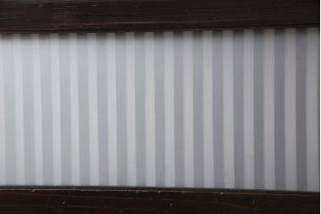 格子戸4枚をリペア&カスタム!高さを高くリサイズし、ガラスをすりガラスに変更。全体をワントーン落ち着いた色味に着色し仕上げ。(引き戸、板戸)