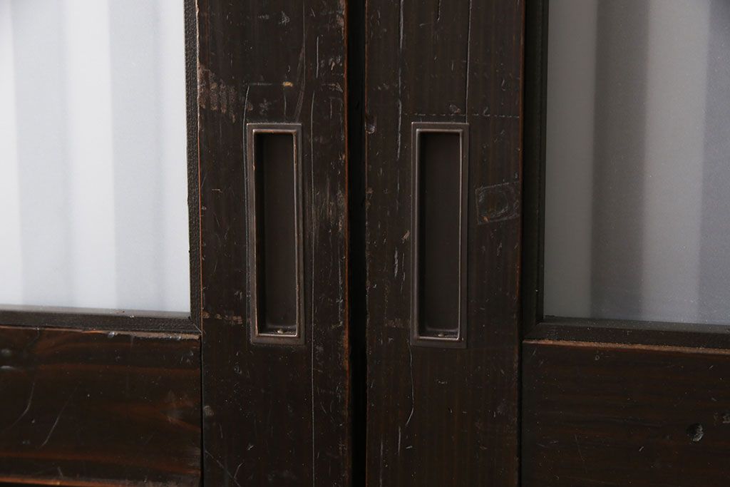 格子戸4枚をリペア&カスタム!高さを高くリサイズし、ガラスをすりガラスに変更。全体をワントーン落ち着いた色味に着色し仕上げ。(引き戸、板戸)