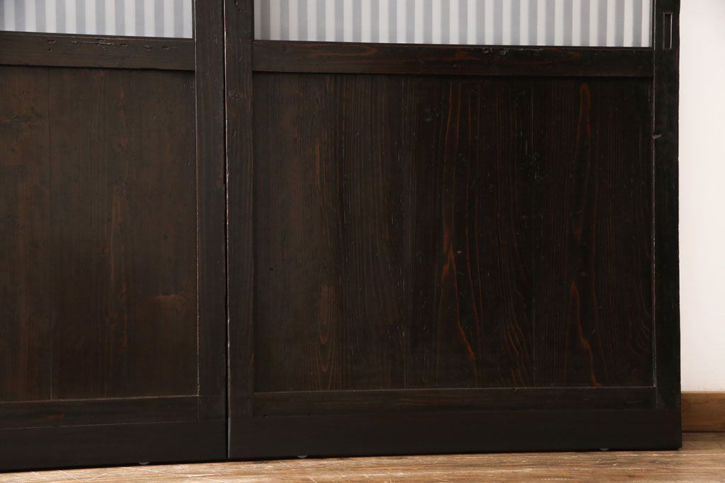 格子戸4枚をリペア&カスタム!高さを高くリサイズし、ガラスをすりガラスに変更。全体をワントーン落ち着いた色味に着色し仕上げ。(引き戸、板戸)