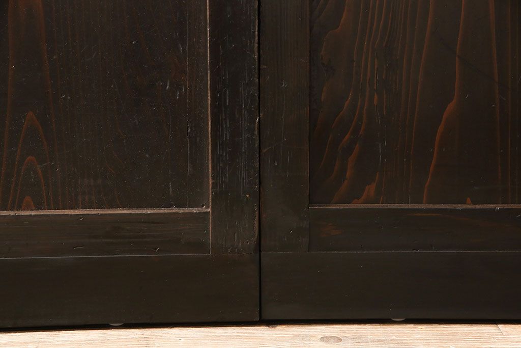 格子戸4枚をリペア&カスタム!高さを高くリサイズし、ガラスをすりガラスに変更。全体をワントーン落ち着いた色味に着色し仕上げ。(引き戸、板戸)