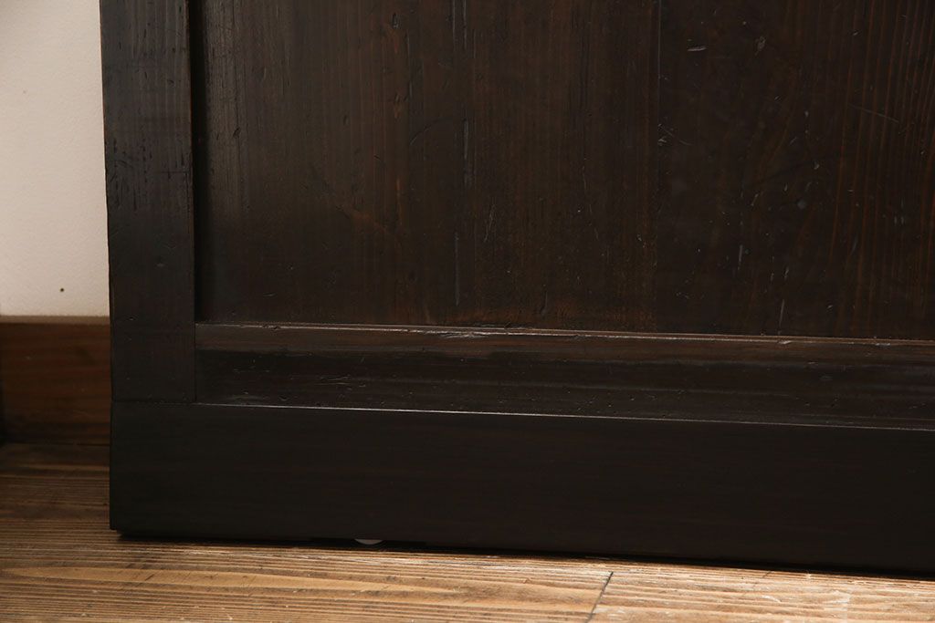 格子戸4枚をリペア&カスタム!高さを高くリサイズし、ガラスをすりガラスに変更。全体をワントーン落ち着いた色味に着色し仕上げ。(引き戸、板戸)