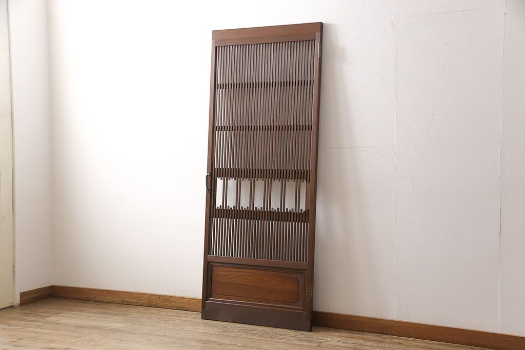 格子戸をリペア&カスタム!引き戸から開き戸に変更。引手を埋木処理し、新たに引手金具と蝶番を取り付け。自然な茶色に着色仕上げ。(建具、扉)