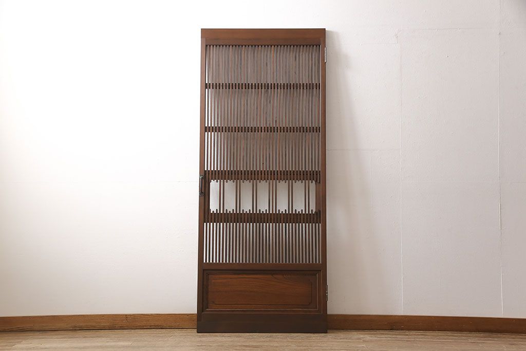 格子戸をリペア&カスタム!引き戸から開き戸に変更。引手を埋木処理し、新たに引手金具と蝶番を取り付け。自然な茶色に着色仕上げ。(建具、扉)