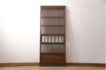 格子戸をリペア&カスタム!引き戸から開き戸に変更。引手を埋木処理し、新たに引手金具と蝶番を取り付け。自然な茶色に着色仕上げ。(建具、扉)