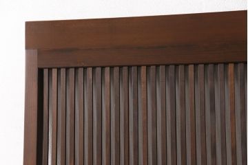 格子戸をリペア&カスタム!引き戸から開き戸に変更。引手を埋木処理し、新たに引手金具と蝶番を取り付け。自然な茶色に着色仕上げ。(建具、扉)