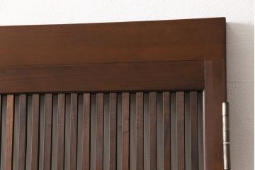 格子戸をリペア&カスタム!引き戸から開き戸に変更。引手を埋木処理し、新たに引手金具と蝶番を取り付け。自然な茶色に着色仕上げ。(建具、扉)