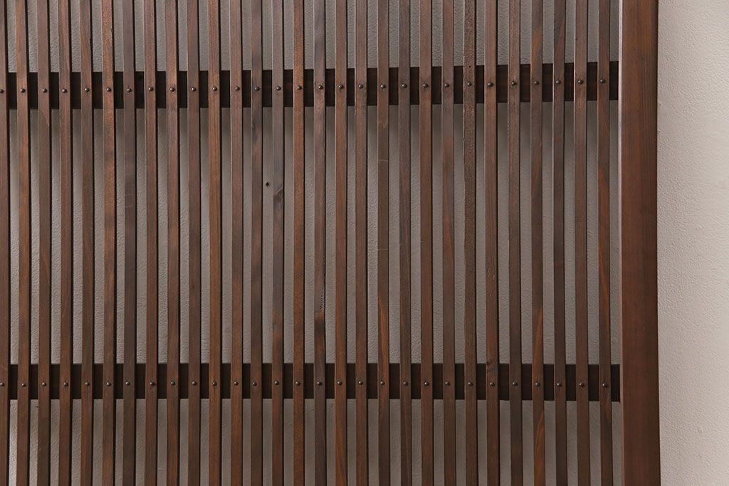 格子戸をリペア&カスタム!引き戸から開き戸に変更。引手を埋木処理し、新たに引手金具と蝶番を取り付け。自然な茶色に着色仕上げ。(建具、扉)