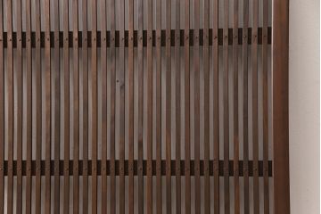 格子戸をリペア&カスタム!引き戸から開き戸に変更。引手を埋木処理し、新たに引手金具と蝶番を取り付け。自然な茶色に着色仕上げ。(建具、扉)