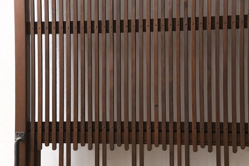 格子戸をリペア&カスタム!引き戸から開き戸に変更。引手を埋木処理し、新たに引手金具と蝶番を取り付け。自然な茶色に着色仕上げ。(建具、扉)