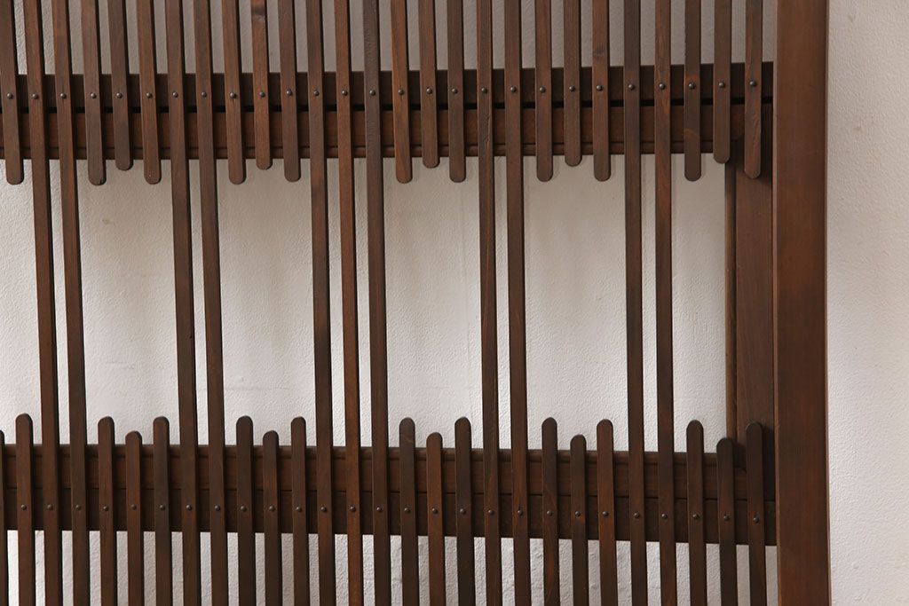 格子戸をリペア&カスタム!引き戸から開き戸に変更。引手を埋木処理し、新たに引手金具と蝶番を取り付け。自然な茶色に着色仕上げ。(建具、扉)