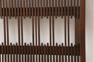 格子戸をリペア&カスタム!引き戸から開き戸に変更。引手を埋木処理し、新たに引手金具と蝶番を取り付け。自然な茶色に着色仕上げ。(建具、扉)