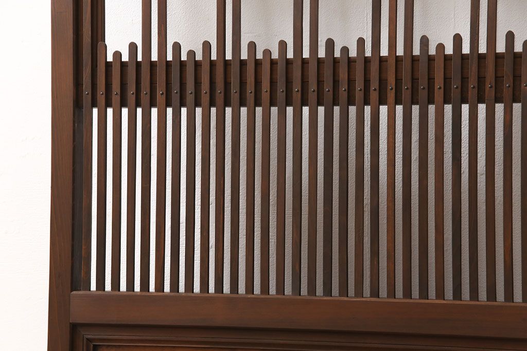 格子戸をリペア&カスタム!引き戸から開き戸に変更。引手を埋木処理し、新たに引手金具と蝶番を取り付け。自然な茶色に着色仕上げ。(建具、扉)