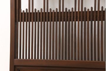 格子戸をリペア&カスタム!引き戸から開き戸に変更。引手を埋木処理し、新たに引手金具と蝶番を取り付け。自然な茶色に着色仕上げ。(建具、扉)