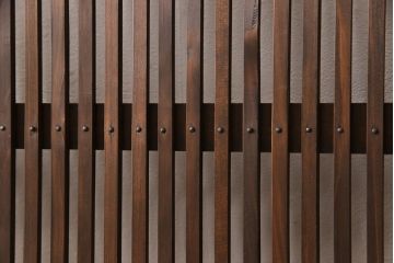 格子戸をリペア&カスタム!引き戸から開き戸に変更。引手を埋木処理し、新たに引手金具と蝶番を取り付け。自然な茶色に着色仕上げ。(建具、扉)