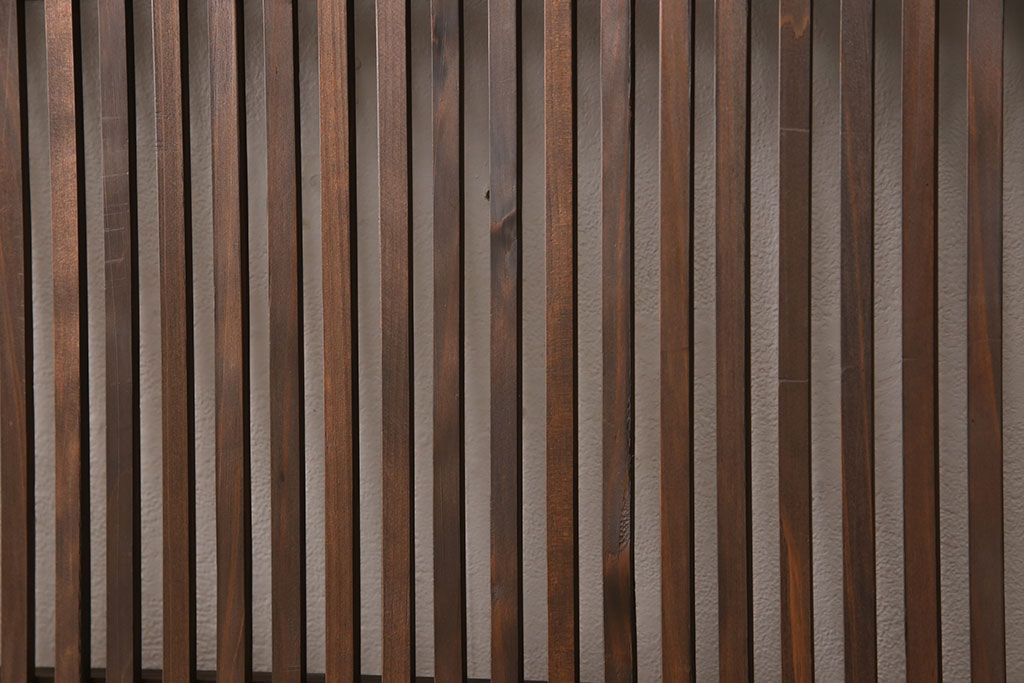 格子戸をリペア&カスタム!引き戸から開き戸に変更。引手を埋木処理し、新たに引手金具と蝶番を取り付け。自然な茶色に着色仕上げ。(建具、扉)