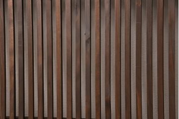 格子戸をリペア&カスタム!引き戸から開き戸に変更。引手を埋木処理し、新たに引手金具と蝶番を取り付け。自然な茶色に着色仕上げ。(建具、扉)