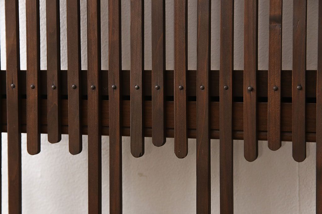 格子戸をリペア&カスタム!引き戸から開き戸に変更。引手を埋木処理し、新たに引手金具と蝶番を取り付け。自然な茶色に着色仕上げ。(建具、扉)