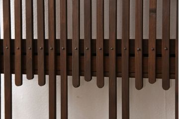 格子戸をリペア&カスタム!引き戸から開き戸に変更。引手を埋木処理し、新たに引手金具と蝶番を取り付け。自然な茶色に着色仕上げ。(建具、扉)