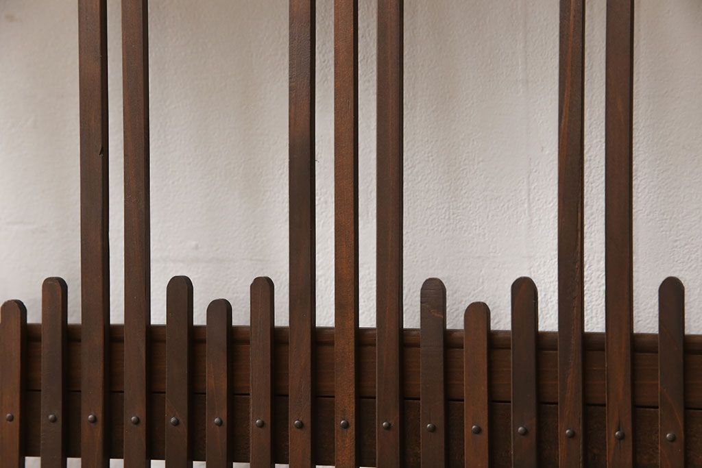 格子戸をリペア&カスタム!引き戸から開き戸に変更。引手を埋木処理し、新たに引手金具と蝶番を取り付け。自然な茶色に着色仕上げ。(建具、扉)