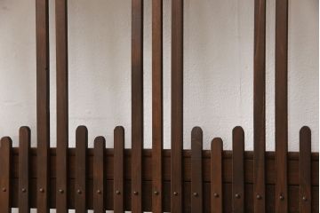 格子戸をリペア&カスタム!引き戸から開き戸に変更。引手を埋木処理し、新たに引手金具と蝶番を取り付け。自然な茶色に着色仕上げ。(建具、扉)