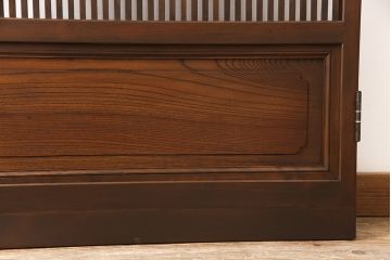 格子戸をリペア&カスタム!引き戸から開き戸に変更。引手を埋木処理し、新たに引手金具と蝶番を取り付け。自然な茶色に着色仕上げ。(建具、扉)