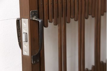 格子戸をリペア&カスタム!引き戸から開き戸に変更。引手を埋木処理し、新たに引手金具と蝶番を取り付け。自然な茶色に着色仕上げ。(建具、扉)