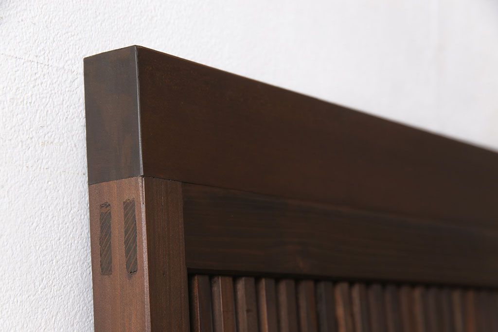 格子戸をリペア&カスタム!引き戸から開き戸に変更。引手を埋木処理し、新たに引手金具と蝶番を取り付け。自然な茶色に着色仕上げ。(建具、扉)