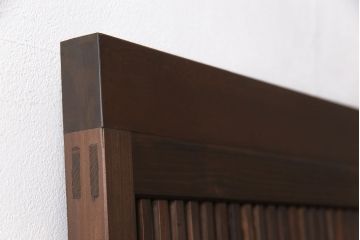 格子戸をリペア&カスタム!引き戸から開き戸に変更。引手を埋木処理し、新たに引手金具と蝶番を取り付け。自然な茶色に着色仕上げ。(建具、扉)