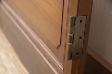 格子戸をリペア&カスタム!引き戸から開き戸に変更。引手を埋木処理し、新たに引手金具と蝶番を取り付け。自然な茶色に着色仕上げ。(建具、扉)