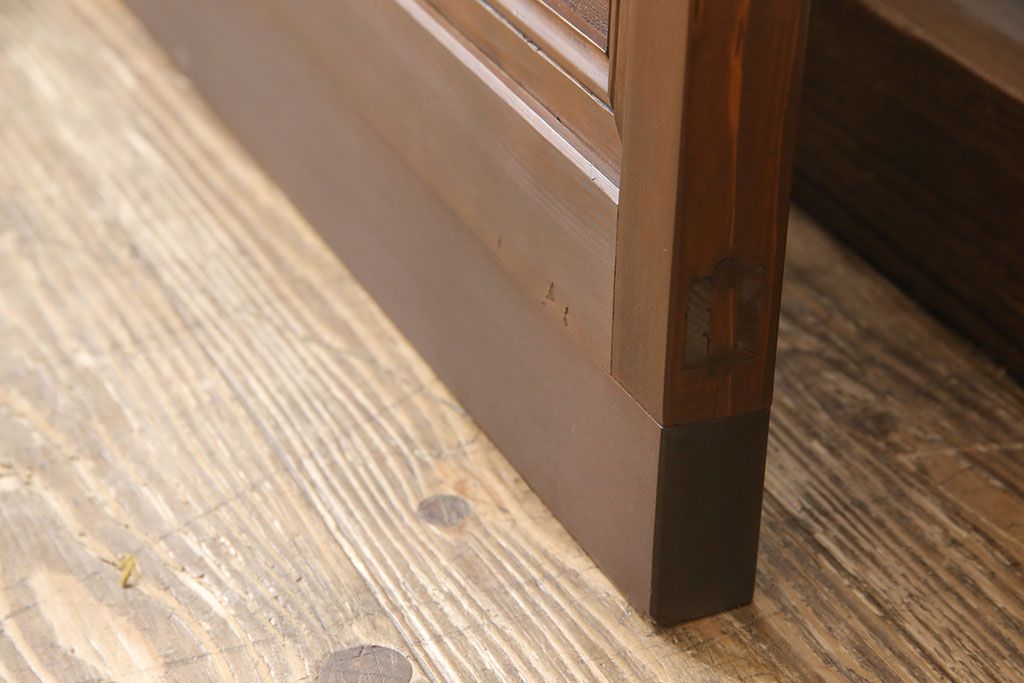 格子戸をリペア&カスタム!引き戸から開き戸に変更。引手を埋木処理し、新たに引手金具と蝶番を取り付け。自然な茶色に着色仕上げ。(建具、扉)