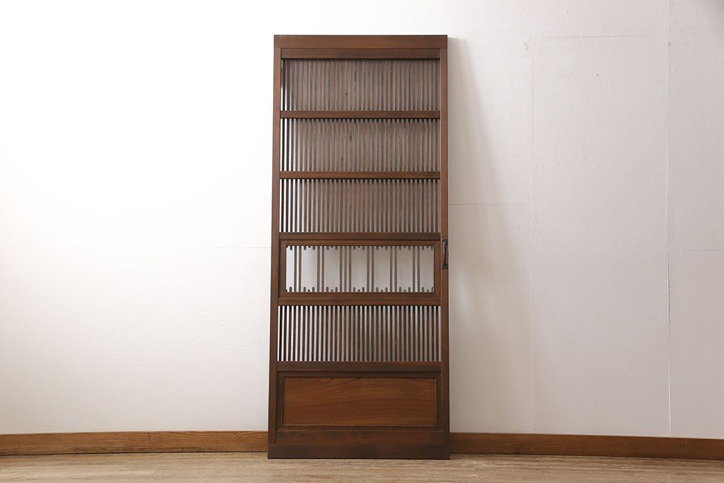 格子戸をリペア&カスタム!引き戸から開き戸に変更。引手を埋木処理し、新たに引手金具と蝶番を取り付け。自然な茶色に着色仕上げ。(建具、扉)