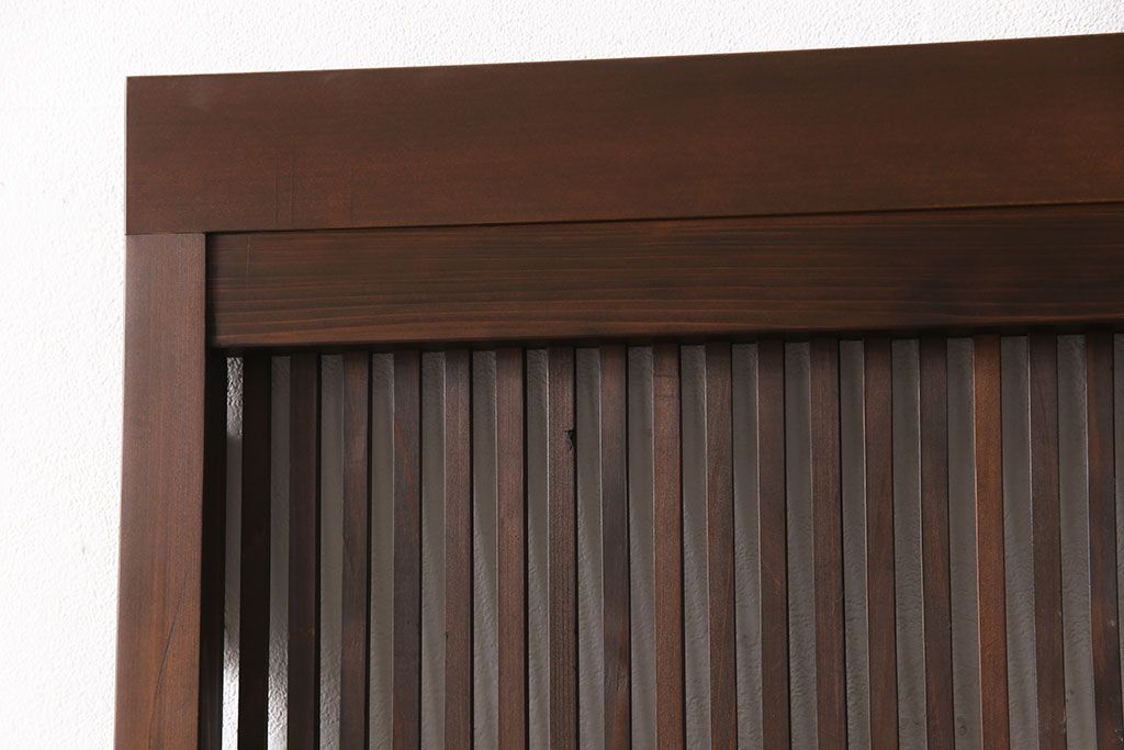 格子戸をリペア&カスタム!引き戸から開き戸に変更。引手を埋木処理し、新たに引手金具と蝶番を取り付け。自然な茶色に着色仕上げ。(建具、扉)