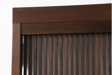 格子戸をリペア&カスタム!引き戸から開き戸に変更。引手を埋木処理し、新たに引手金具と蝶番を取り付け。自然な茶色に着色仕上げ。(建具、扉)