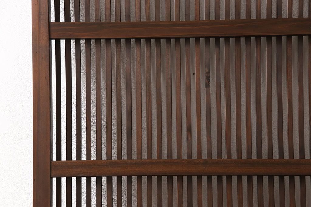 格子戸をリペア&カスタム!引き戸から開き戸に変更。引手を埋木処理し、新たに引手金具と蝶番を取り付け。自然な茶色に着色仕上げ。(建具、扉)