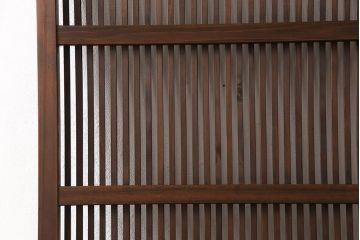 格子戸をリペア&カスタム!引き戸から開き戸に変更。引手を埋木処理し、新たに引手金具と蝶番を取り付け。自然な茶色に着色仕上げ。(建具、扉)