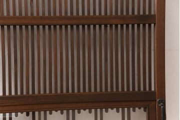 格子戸をリペア&カスタム!引き戸から開き戸に変更。引手を埋木処理し、新たに引手金具と蝶番を取り付け。自然な茶色に着色仕上げ。(建具、扉)