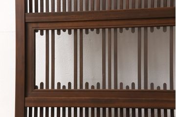 格子戸をリペア&カスタム!引き戸から開き戸に変更。引手を埋木処理し、新たに引手金具と蝶番を取り付け。自然な茶色に着色仕上げ。(建具、扉)