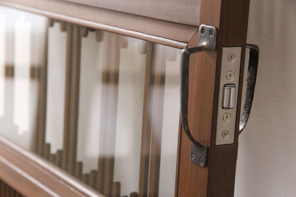 格子戸をリペア&カスタム!引き戸から開き戸に変更。引手を埋木処理し、新たに引手金具と蝶番を取り付け。自然な茶色に着色仕上げ。(建具、扉)