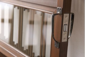 格子戸をリペア&カスタム!引き戸から開き戸に変更。引手を埋木処理し、新たに引手金具と蝶番を取り付け。自然な茶色に着色仕上げ。(建具、扉)