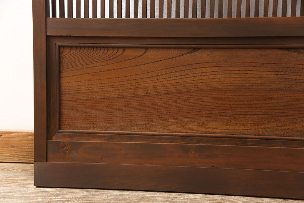 格子戸をリペア&カスタム!引き戸から開き戸に変更。引手を埋木処理し、新たに引手金具と蝶番を取り付け。自然な茶色に着色仕上げ。(建具、扉)