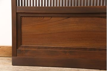 格子戸をリペア&カスタム!引き戸から開き戸に変更。引手を埋木処理し、新たに引手金具と蝶番を取り付け。自然な茶色に着色仕上げ。(建具、扉)