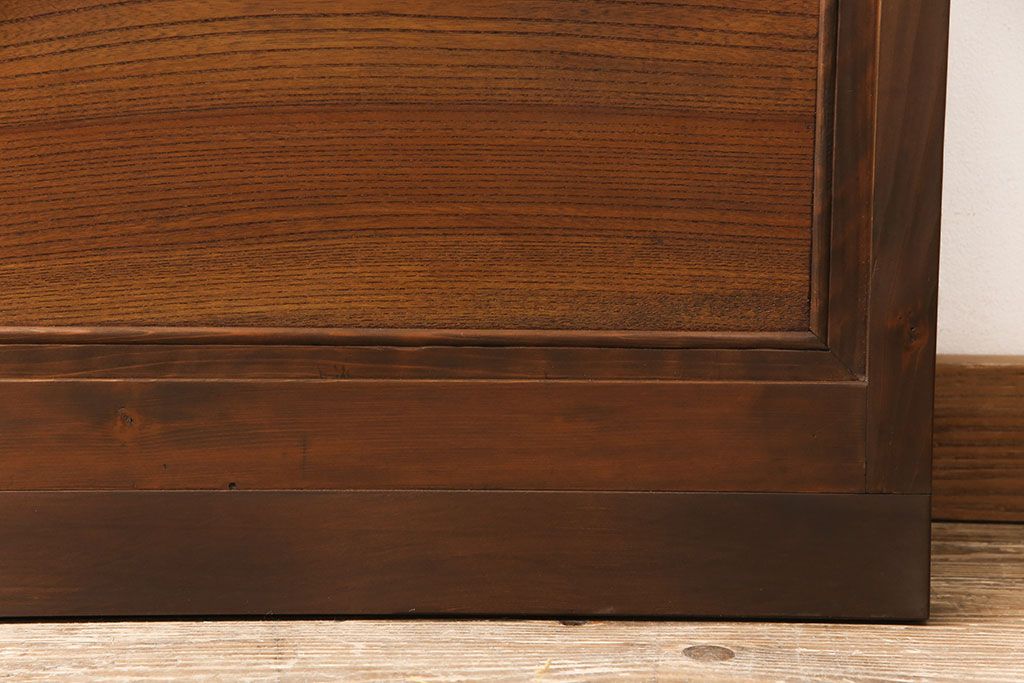 格子戸をリペア&カスタム!引き戸から開き戸に変更。引手を埋木処理し、新たに引手金具と蝶番を取り付け。自然な茶色に着色仕上げ。(建具、扉)